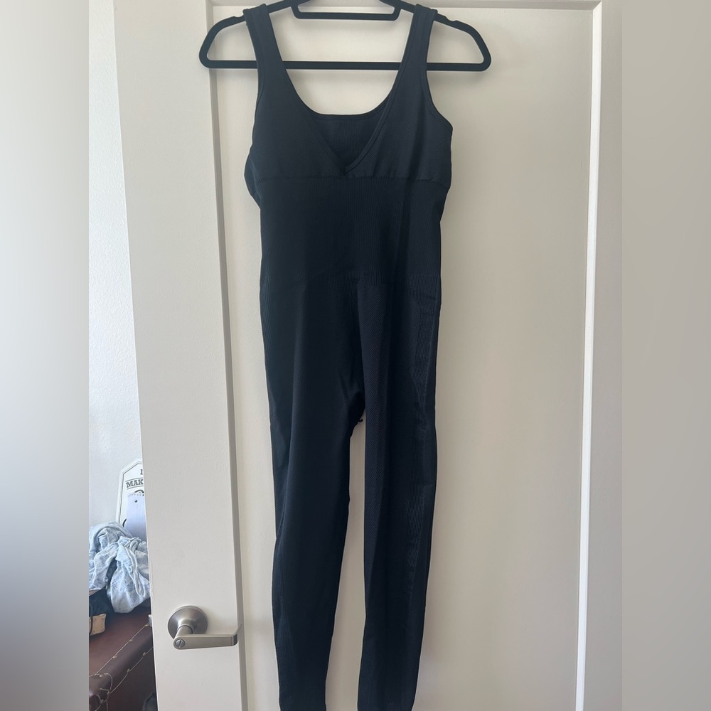 Black V-neck body suit sz L